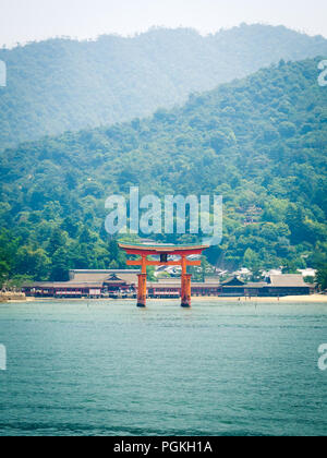 The famous floating torii gate of Itsukushima Shrine (Itsukushima-jinja) on the island of Miyajima (Itsukushima) in Hiroshima Prefecture, Japan. Stock Photo