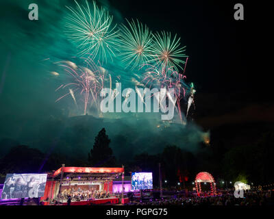 Edinburgh, UK. 27th August 2018. Virgin Money Fireworks Concert at Edinburgh International Festival  Credit: Andrew Eaton Credit: Andrew Eaton/Alamy Live News. Stock Photo