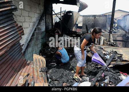 Manila, Philippines. 28th Aug, 2018. Residents search for their belongings through rubbles after a fire in Manila, the Philippines, Aug. 28, 2018. At least five children are feared dead and two others were injured as fire razed a row of houses in Manila's Tondo district on Monday morning. Credit: Rouelle Umali/Xinhua/Alamy Live News Stock Photo