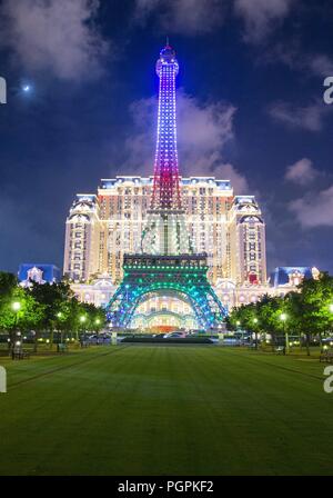 Macau, Macau, China. 28th Aug, 2018. Macau, CHINA-Night scenery of the Parisian Macao's Eiffel Tower in Macau, China. The tower is a half-scale replica of the Eiffel Tower. Credit: SIPA Asia/ZUMA Wire/Alamy Live News Stock Photo