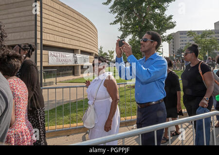Detroit, Michigan USA - 28 August 2018 - Thousands waited in long lines to enter the Charles H. Wright Museum of African American History to pay last respects to Aretha Franklin during two days of public viewing. Franklin died August 16. Credit: Jim West/Alamy Live News Stock Photo