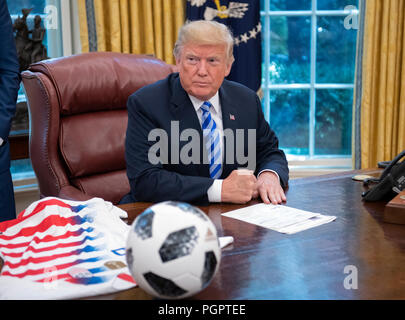 United States President Donald J. Trump meets with Gianni Infantino, President of Fédération Internationale de Football Association (FIFA) in the Oval Office of the White House in Washington, DC on Tuesday, August 28, 2018. FIFA describes itself as an international governing body of association football, futsal, and beach soccer. Credit: Ron Sachs/CNP | usage worldwide Stock Photo