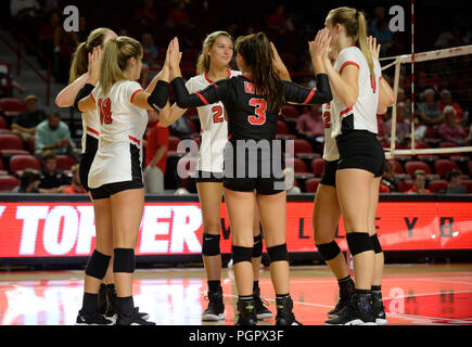 Bowling Green, Kentucky, USA. August 28, 2018 Western Kentucky Hilltoppers get ready for the next set in the match between the Belmont Bruins and WKU Hilltoppers at E.A. Diddle Arena in Bowling Green, KY. Photographer: Steve Roberts. Credit: Cal Sport Media/Alamy Live News Stock Photo
