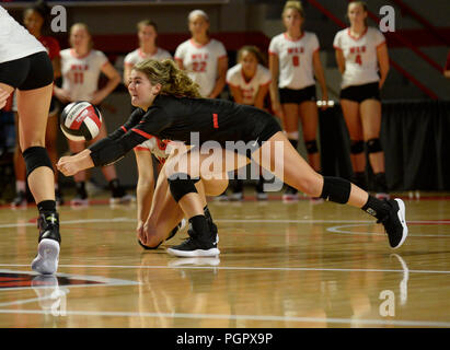 Bowling Green, Kentucky, USA. August 28, 2018 Western Kentucky Hilltoppers middle hitter Lauren Matthews (5) dives for a ball in the match between the Belmont Bruins and WKU Hilltoppers at E.A. Diddle Arena in Bowling Green, KY. Photographer: Steve Roberts. Credit: Cal Sport Media/Alamy Live News Stock Photo