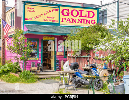 Back Alley Rock Shop & Gold Panning Experience off the main street in Skagway, Alaska USA Stock Photo