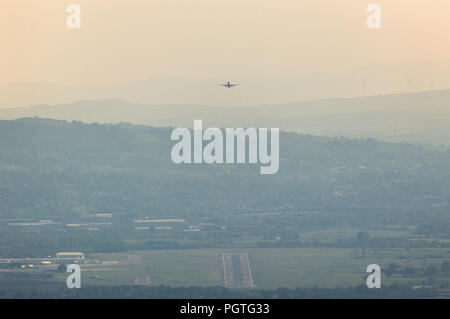 Not much space as rush hour traffic takes off and lands at Glasgow International Airport, Renfrewshire, Scotland. Stock Photo