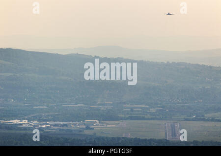 Not much space as rush hour traffic takes off and lands at Glasgow International Airport, Renfrewshire, Scotland. Stock Photo