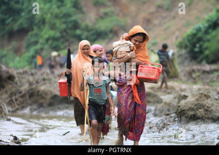Bangladesh: Fleeing Rohingya refugees walk towards refugee camp after entered Bangladesh territory for take shelter as Myanmar military operation against the Rohingya Muslim in Myanmar’s Rakhine state, on September 5, 2017. The world largest refugee camp in Bangladesh where more than one million Rohingya people are living in bamboo and and tarpaulin sheet. Over half a million Rohingya refugees from Myanmar’s Rakhine state, have fled into Bangladesh since August 25, 2017 according to UN. © Rehman Asad/Alamy Stock Photo Stock Photo