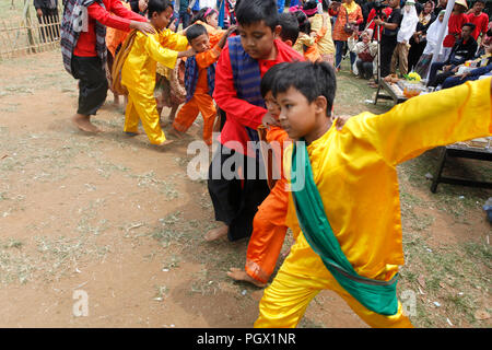 Bogor, Indonesia. 29th Aug, 2018. Indonesian children play traditional Sundanese village games, in the sports area of ??Padajaran on the road of General A. Yani, Bogor, West Java, Indonesia. The purpose of the campaign is to return traditional games to reduce the use of game applications in gadgets among children and continue to carry the value of cultural traditions. Credit: Adriana Adinandra/Pacific Press/Alamy Live News