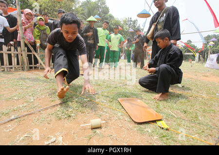 Bogor, Indonesia. 29th Aug, 2018. Indonesian children play traditional Sundanese village games 'gatrik', in the sports area of ??Padajaran on the road of General A. Yani, Bogor, West Java, Indonesia. The purpose of the campaign is to return traditional games to reduce the use of game applications in gadgets among children and continue to carry the value of cultural traditions. Credit: Adriana Adinandra/Pacific Press/Alamy Live News