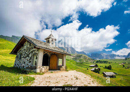 A small church in Gruppo delle Odle. Puez Odle massif in Dolomites mountains, Italy, South Tyrol Alps, Alto Adige, Val Gardena, Geislergruppe Stock Photo