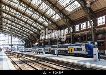 Platforms and travellers at Gare de Lille Flanders railway station, Lille, France Stock Photo