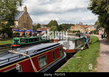 Canal boats at Bradford on Avon Wharf, Kennet and Avon Canal, Wiltshire, England, UK Stock Photo