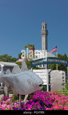Welcome to Provincetown Sign at MacMillan Pier with the Pilgrim Monument Tower in the background. Provincetown, Massachusetts, Barnstable County, USA. Stock Photo