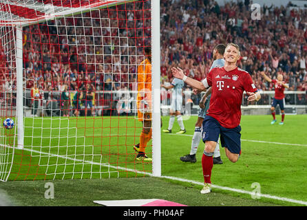 Munich, Germany. 28th Aug 2018. FC Bayern Munich - Chicago Fire Soccer, Munich, August 28, 2018 Bastian SCHWEINSTEIGER, FCB 31   shoot goal for 4-0, celebration, celebrate, Cheering, joy, emotions, celebrating, laughing, cheering, rejoice, tearing up the arms, clenching the fist,  FC BAYERN MUNICH - CHICAGO FIRE farewell game Bastian Schweinsteiger, FCB legend 1.German Football League , Munich, August 28, 2018,   © Peter Schatz / Alamy Live News