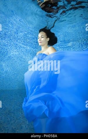 Odessa, Ukraine. 27th Aug, 2018. Pregnant woman in a blue dress posing underwater in the pool Credit: Andrey Nekrasov/ZUMA Wire/Alamy Live News Stock Photo