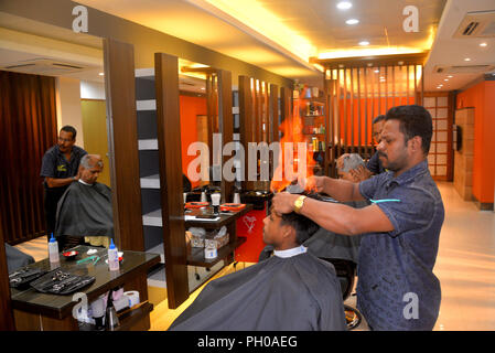 Dhaka. 29th Aug, 2018. A barber uses fire to cut hair at a hair salon in  Dhaka, Bangladesh on Aug. 29, 2018. Hair burning is becoming a new  sensation for Bangladesh capital