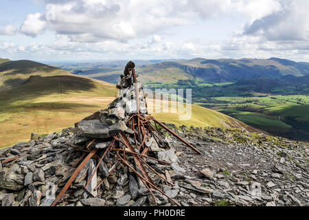 The Summit of Lesser Man in the Skiddaw Range, with the View Towards the Mountains (LtoR) of Lonscale, Fell, Clough Head, the Dodds and Helvellyn, Lak Stock Photo
