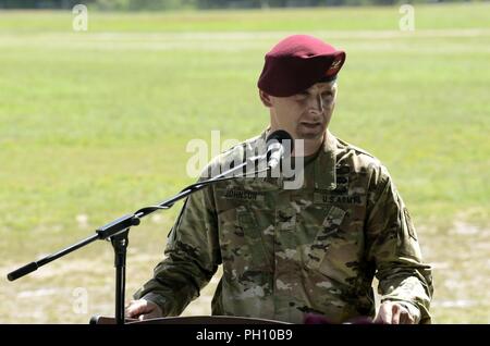 U.S. Army Col. Eric Johnson, incoming commander of 82nd Airborne Division Artillery, 82nd Airborne Division, speaks during the unit’s change of command ceremony on Fort Bragg, North Carolina, June 22,. The ceremony marked the transfer of authority for the Army’s largest airborne artillery organization. Stock Photo