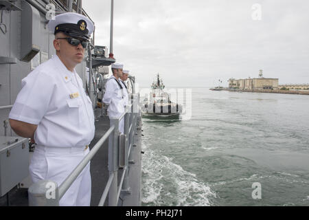 Los Angleles, Calif, USA. 28th Aug, 2018. LOS ANGELES (Aug. 28, 2018) Sailors aboard the Avenger-class mine countermeasures ship USS Scout (MCM 8) man the rails as the ship pulls into port to begin Los Angeles Fleet Week. Los Angeles Fleet Week is an opportunity for the American public to meet their Navy, Marine Corps and Coast Guard teams and experience America's sea services. During fleet week, service members participate in various community service events, showcase capabilities and equipment to the community, and enjoy the hospitality of Los Angeles and its surrounding area Stock Photo