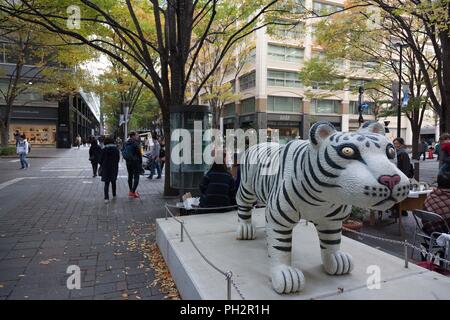 White tiger sculpture in a busy street at the Marunouchi Business District in Chiyoda, Tokyo, Japan, November 26, 2017. () Stock Photo