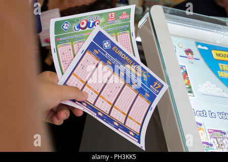 The  Millionnaire , scratch game, gambling in the FDJ (Française des Jeux  ).Scratch, coin, hands, fingers, close-up, 2011. Le millionnaire, jeu de  grattage, jeu d'argent de la FDJ( Française des Jeux ).