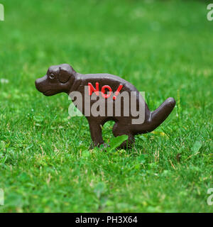 No dog fouling sign, on green lawn in park, sign of attention and warning Stock Photo