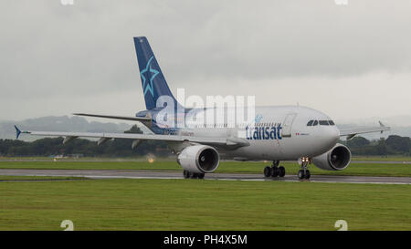 Air Transat flight across the pond departs Glasgow International Airport, Renfrewshire, Scotland - 28th August 2017 Stock Photo