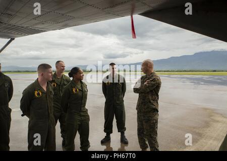 U.S. Marine Sgt. Maj. Eric D. Cook, the sergeant major of U.S. Marine Corps Forces, South, talks to Marines with Special Purpose Marine Air-Ground Task Force - Southern Command about day-to-day operations occuring on the flight line on Soto Cano Air Base, Honduras, June 26, 2018. The leaders of MARFORSOUTH visited Marines and sailors of the SPMAGTF-SC to ensure wellness of the troops and to conduct meetings with leaders of other units deployed to the region. The Marines and sailors of SPMAGTF-SC are conducting security cooperation training and engineering projects alongside partner nation mili Stock Photo