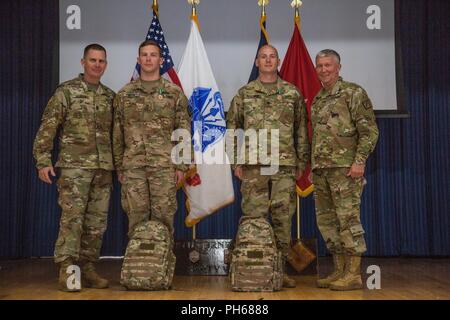(From L to R) Command Sgt. Maj. Kenneth Graham, command sergeant major, 20th CBRNE Command; Staff Sgt. Brandon Hatch, assigned to 754th Ordnance Company (EOD), 192nd Ord. Battalion (EOD), 52nd Ord. Group (EOD), earned top honors as the noncommissioned officer of the year; Spc. Michael McClean assigned to the Headquarters and Headquarters Detachment, 71st Ord. Group (EOD) was selected as the Soldier of the year; and Brig. Gen. James Bonner, commanding general, 20th  CBRNE Command. The winners of the 20th Chemical, Biological, Radiological, Nuclear, and Explosives (CBRNE) Command Best Warrior Co Stock Photo