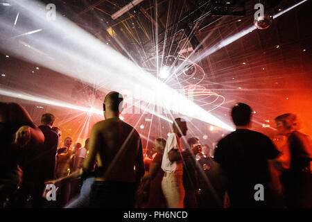 Denmark, Copenhagen - August 11, 2018.The atmosphere is amazing among the concert crowds on the dance floor during the electronic music festival STRØM Festival 2018 in Copenhagen. (Photo credit: Gonzales Photo - Malthe Ivarsson). Stock Photo
