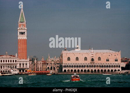 AJAXNETPHOTO. VENICE, ITALY - LOOKING TOWARD DOGE'S PALACE AND PIAZZA SAN MARCO. PHOTO:JONATHAN EASTLAND/AJAX REF:51011 2625A4289 Stock Photo