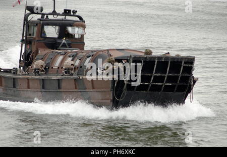AJAXNETPHOTO. 2005. PLYMOUTH, ENGLAND. - ROYAL MARINES - COMMANDOS EMBARKED ON AN LCVP AS IT APPROACHES THE BEACH HEAD AT SPEED DURING AN AMPHIBIOUS ASSAULT EXERCISE. PHOTO:JONATHAN EASTLAND/AJAX REF:50310 468 Stock Photo