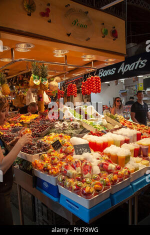 Fruit, Veg and Juices Stall in St Josep La Boqueria Market on Las Ramblas in Barcelona, Spain Stock Photo