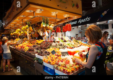 Fruit, Veg and Juices Stall in St Josep La Boqueria Market on Las Ramblas in Barcelona, Spain Stock Photo