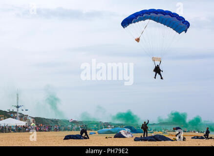 Bournemouth, Dorset UK. 30th August 2018. Up to a million people are set to descend on Bournemouth over the next four days as the 11th annual Bournemouth Air Festival gets underway. Perfect weather for flying.  The Tigers Freefall Team thrill the crowds - coming into land, parachutist with parachute. parachutists parachutes. Credit: Carolyn Jenkins/Alamy Live News Stock Photo