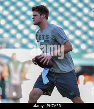 Philadelphia, USA. 30th Aug 2018. August 30, 2018: Quarterback Sam Darnold of the New York Jets warms up prior to a preseason game against the Philadelphia Eagles at Lincoln Financial Field in Philadelphia, Pennsylvania. Gregory Vasil/Cal Sport Media Credit: Cal Sport Media/Alamy Live News Stock Photo