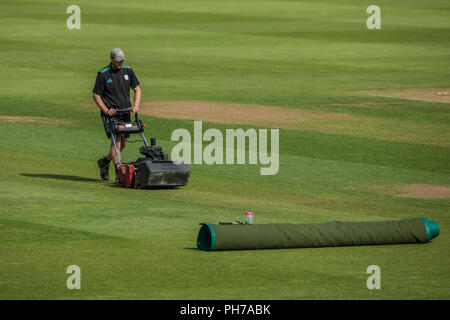 London, UK. 30 August 2018. Ground staff at the Kia Oval preparing the wicket for the forthcoming test match against India. David Rowe/Alamy Live News. Stock Photo