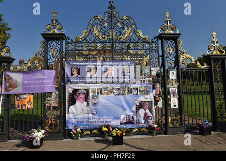 Kensington Palace, London, UK.  31st August 2018. Supporters of the late Princess Diana outside Kensington Palace commemorating the 21st anniversary of her death by placing tributes and flowers. Credit: Matthew Chattle/Alamy Live News Stock Photo