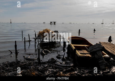17 August 2018, Venezuela, Maracaibo: Shore of Lake Maracaibo polluted by oil and garbage. Underneath the lake are large deposits from which the state-owned Venezuelan company PDVSA produces oil and gas. Oil pipelines are already leaking there. However, the pollution of the lake seems to have become chronic. There are hardly any official figures on this, given the situation, which is strictly controlled by the national regime. Venezuela - once the richest country in South America and blessed with the world's largest oil reserves - has been increasingly plundering since the beginning of the yea Stock Photo