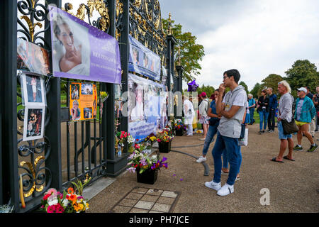 Kensington Palace. London. UK 31 Aug 2018 - Well wishers at the gates to Kensington Palace to mark the 21st anniversary of the death of Diana, Princess of Wales, who tragically died in a car accident in Paris, France on 31st August 1997  Credit: Dinendra Haria/Alamy Live News Stock Photo