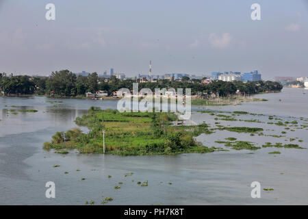 Dhaka, Bangladesh - August 31, 2018: The bosom of the Shitalakhya River looks like a cropland as farmers cultivate seasonal vegetables on the chars of the river at Demra in Dhaka, Bangladesh. Credit: SK Hasan Ali/Alamy Live News Stock Photo