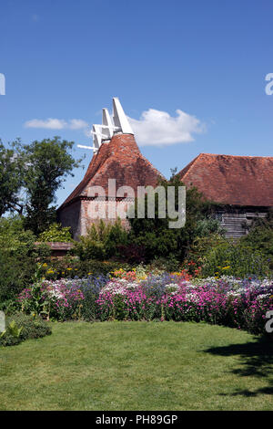 COUNTRY HOUSE GARDEN. GREAT DIXTER HOUSE. Stock Photo