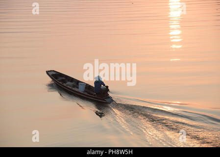 Thailand Phatthalung Fisherman On Small Boat Sunrise Pecheur En Barque Lever Du Soleil Sud Thailande Stock Photo Alamy