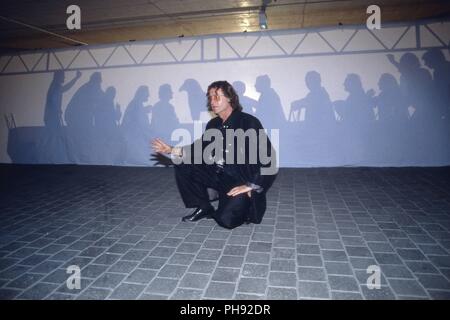 Walter Andreas Angerer, aka: Angerer der Jüngere, deutscher Kunstmaler umd Komponist, bei seiner Performance 'Abendmahl' in München, Deutschland 1992. Stock Photo