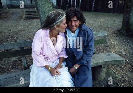 Thomas Anders, Sänger der Band 'Modern Talking' mit Ehefrau Nora in den Flitterwochen in Otterschwang, Deutschland 1985. Thomas Anders, singer of the  Stock Photo