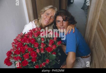 Thomas Anders, Sänger der Band 'Modern Talking' mit Ehefrau Nora in den Flitterwochen in Otterschwang, Deutschland 1985. Thomas Anders, singer of the  Stock Photo