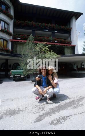 Thomas Anders, Sänger der Band 'Modern Talking' mit Ehefrau Nora in den Flitterwochen in Otterschwang, Deutschland 1985. Thomas Anders, singer of the  Stock Photo