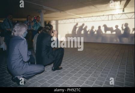 Walter Andreas Angerer, aka: Angerer der Jüngere, deutscher Kunstmaler umd Komponist, bei seiner Performance 'Abendmahl' in München, Deutschland 1992. Stock Photo