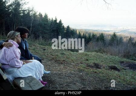 Thomas Anders, Sänger der Band 'Modern Talking' mit Ehefrau Nora in den Flitterwochen in Otterschwang, Deutschland 1985. Thomas Anders, singer of the  Stock Photo